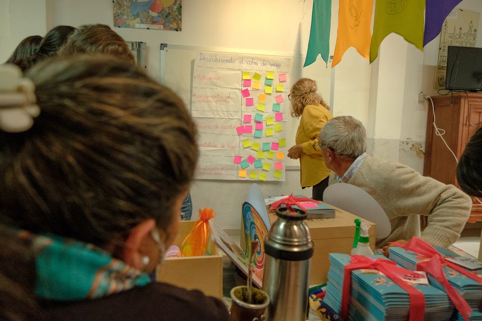 Leer es un viaje: Implementar estrategias en las escuelas rurales para mejorar las habilidades lectoras.